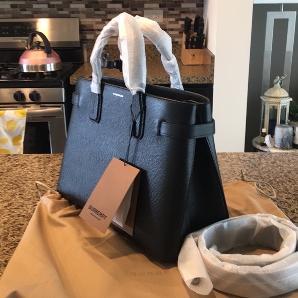 Sold on ♏️ NWT Burberry Medium Banner - Picture 2 of 8